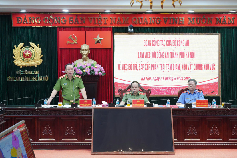 Trung tướng Nguyễn Văn Phục, Cục trưởng Cục Cảnh sát quản lý tạm giữ, tạm giam và thi hành án hình sự phát biểu kết luận buổi làm việc Trung tướng Nguyễn Văn Phục, Cục trưởng Cục Cảnh sát quản lý tạm giữ, tạm giam và thi hành án hình sự phát biểu kết luận buổi làm việc