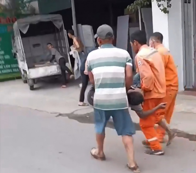 Nhân viên điện lực và người dân đưa nạn nhân đi cấp cứu Nhân viên điện lực và người dân đưa nạn nhân đi cấp cứu