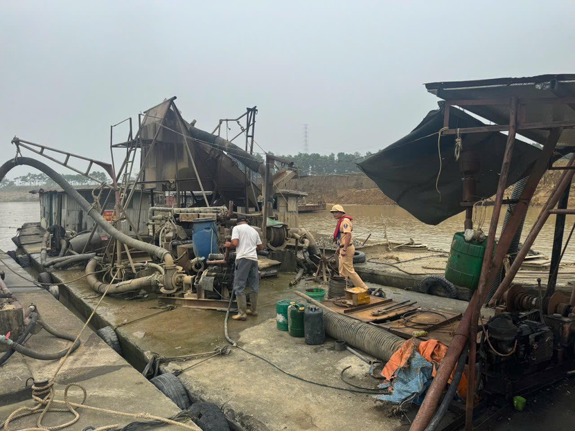 Tổ công tác đã tạm giữ 3 tàu xi măng lõi thép để xử lý theo quy định Tổ công tác đã tạm giữ 3 tàu xi măng lõi thép để xử lý theo quy định