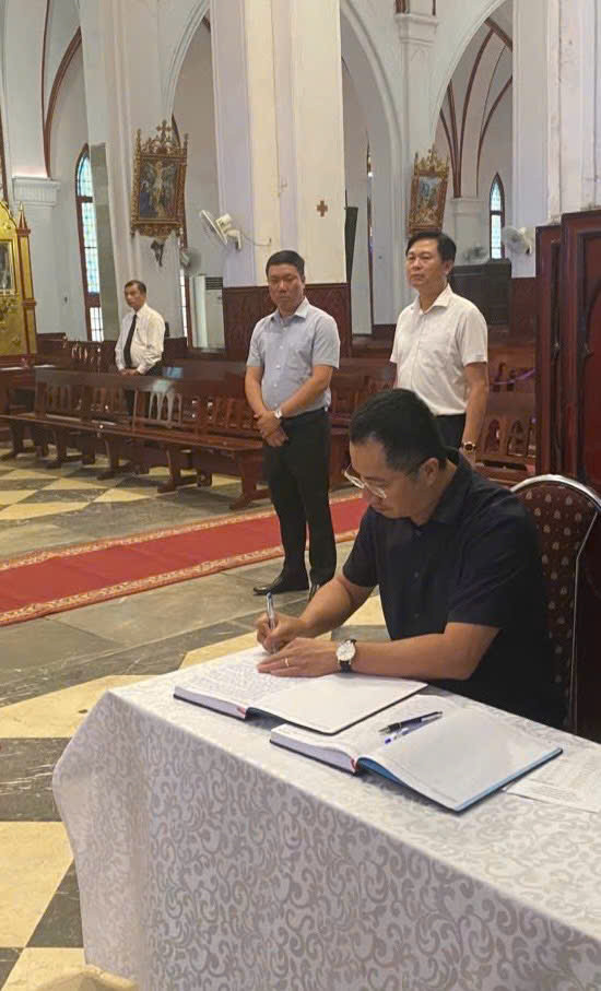 Đại tá Nguyễn Thành Long ghi sổ tang Đại tá Nguyễn Thành Long ghi sổ tang