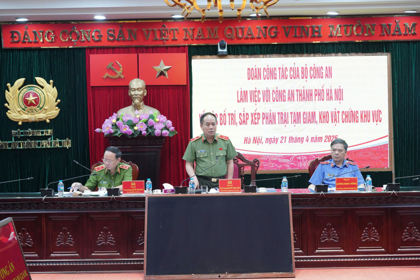 Thiếu tướng Nguyễn Thanh Tùng, Giám đốc CATP Hà Nội phát biểu tại buổi làm việc Thiếu tướng Nguyễn Thanh Tùng, Giám đốc CATP Hà Nội phát biểu tại buổi làm việc