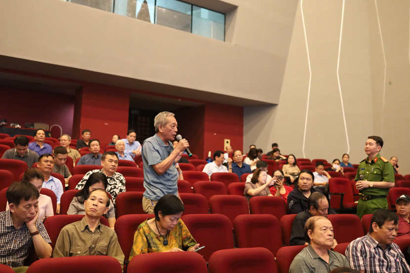 Các đại biểu tham góp ý kiến Các đại biểu tham góp ý kiến