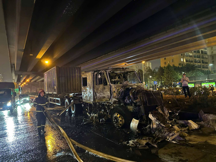 Xe container cháy hư hỏng nặng Xe container cháy hư hỏng nặng