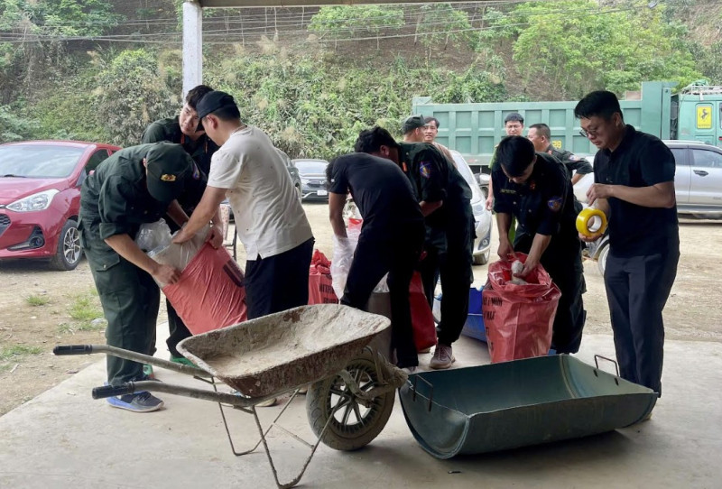 Tạm giữ toàn bộ phương tiện, tang vật để phục vụ công tác điều tra... Tạm giữ toàn bộ phương tiện, tang vật để phục vụ công tác điều tra...