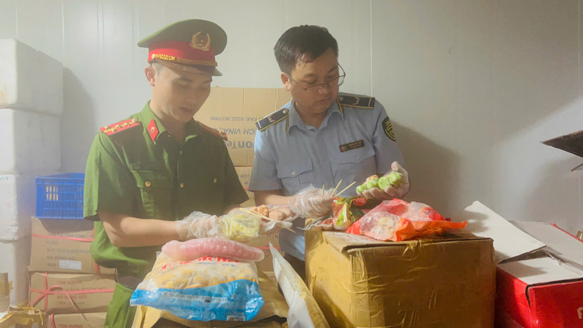 Hàng tấn đồ xiên "bẩn: bị lực lượng chức năng thu giữ Hàng tấn đồ xiên "bẩn: bị lực lượng chức năng thu giữ