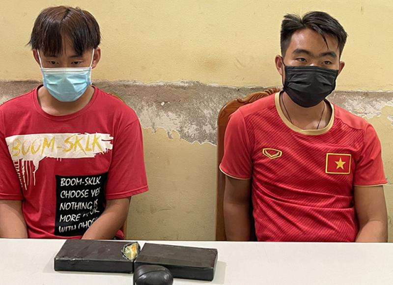 Hai đối tượng và tang vật vụ án Hai đối tượng và tang vật vụ án