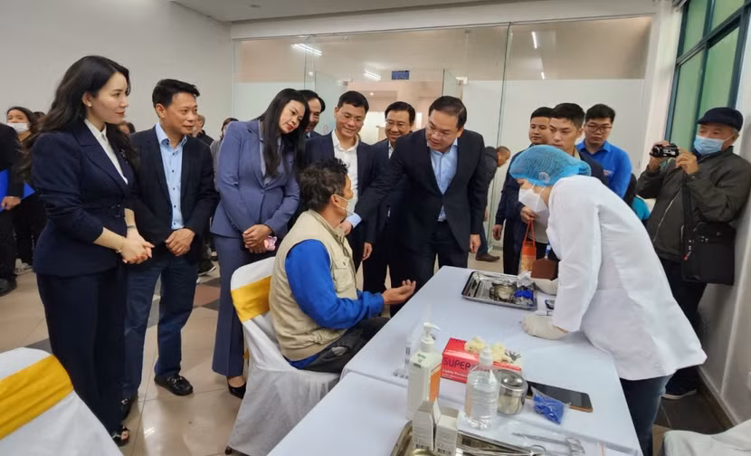 Phó Chủ tịch Hội đồng nhân dân thành phố Hà Nội Phạm Quí Tiên cùng lãnh đạo các Sở Lao động - Thương binh và Xã hội; Sở Y tế và quận Tây Hồ thăm hỏi sức khoẻ của người dân tại chương trình Phó Chủ tịch Hội đồng nhân dân thành phố Hà Nội Phạm Quí Tiên cùng lãnh đạo các Sở Lao động - Thương binh và Xã hội; Sở Y tế và quận Tây Hồ thăm hỏi sức khoẻ của người dân tại chương trình