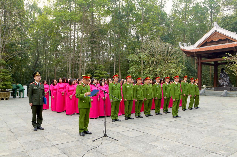 Thượng tá Uông Viết Thành, Phó trưởng Công an quận Tây Hồ đã thay mặt cán bộ, chiến sĩ thành kính báo công dâng Bác tại Khu di tích lịch sử K9