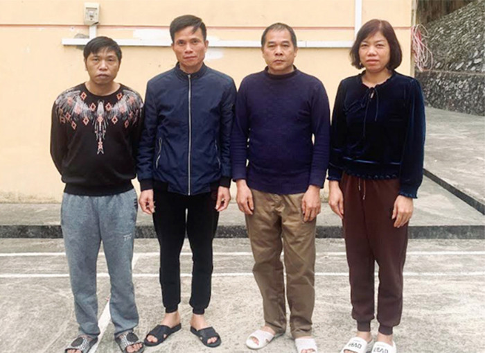 Các đối tượng đánh bạc bị Công an bắt giữ