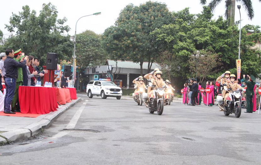 Các lực lượng chức năng ra quân kiểm tra, xử lý vi phạm TTATGT, TTĐT