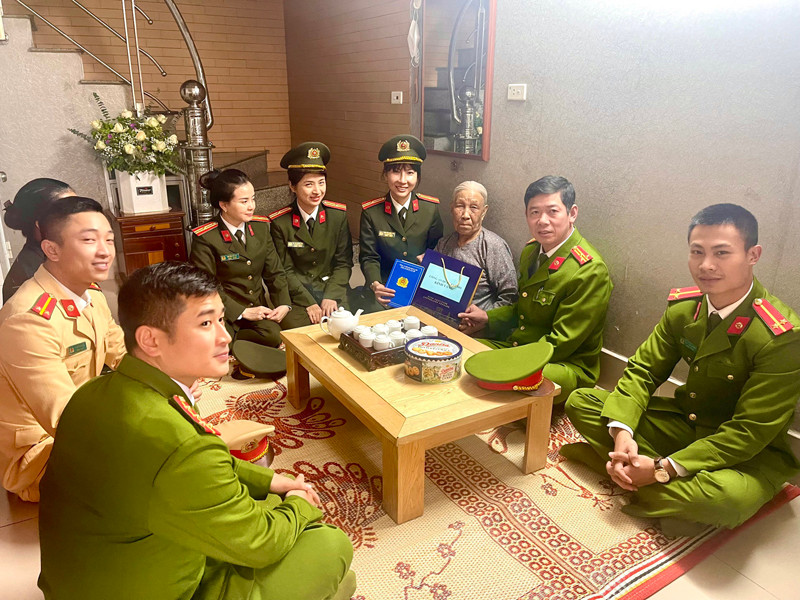 Thượng tá Nguyễn Xuân Tuấn cùng Hội phụ nữ ân cần thăm hỏi, tặng quà mẹ Việt Nam Anh hùng Công Thị Mùi