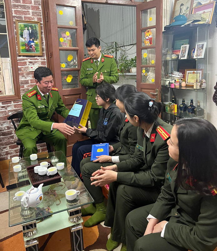 Công an quận tổ chức thăm hỏi, tặng quà cho 1 trường hợp cháu bé mồ côi cả cha và mẹ được bác nhận nuôi dưỡng sinh sống tại phường Tứ Liên