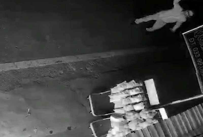 Đối tượng đi xe máy sau đó dừng lại ném chai xăng đã châm lửa vào cửa hàng tạp hóa: Ảnh cắt từ camera