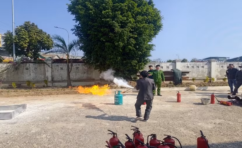 Lực lượng Cảnh sát PCCC và CNCH - CAH Đan Phượng hướng dẫn chủ cơ sở, người lao động sử dụng bình chữa cháy xách tay Lực lượng Cảnh sát PCCC và CNCH - CAH Đan Phượng hướng dẫn chủ cơ sở, người lao động sử dụng bình chữa cháy xách tay