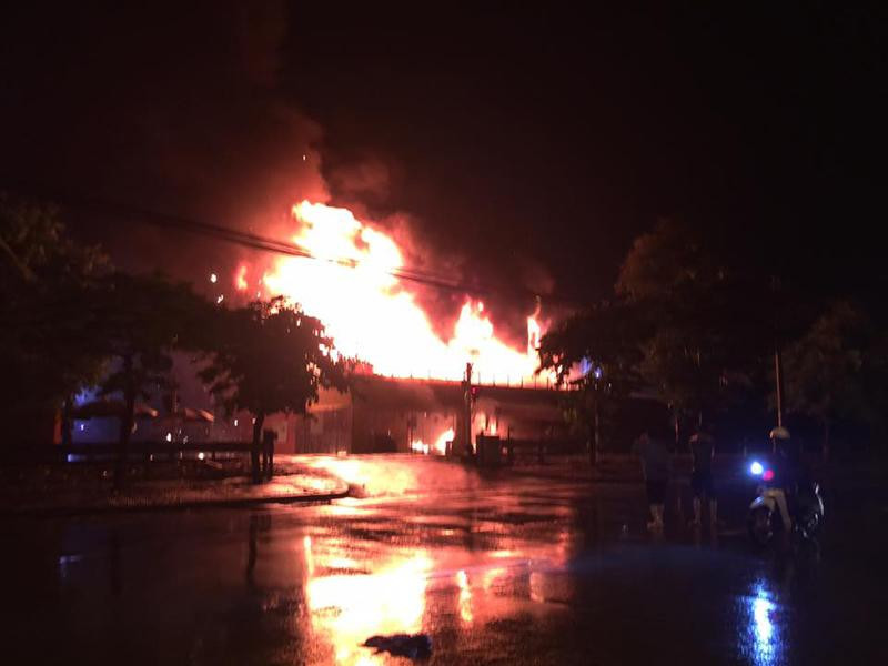 Chập điện gây cháy siêu thị ở thị trấn Xuân Mai, huyện Chương Mỹ Chập điện gây cháy siêu thị ở thị trấn Xuân Mai, huyện Chương Mỹ