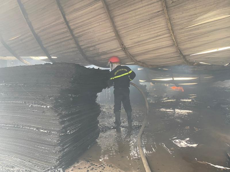 Các chiến sỹ cứu hỏa tiếp cận nguy hiểm để chữa cháy dập tắt hoàn toàn đám lửa