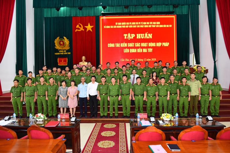 Các đại biểu tham gia tập huấn về kiểm soát các hoạt động hợp pháp liên quan đến ma túy Các đại biểu tham gia tập huấn về kiểm soát các hoạt động hợp pháp liên quan đến ma túy