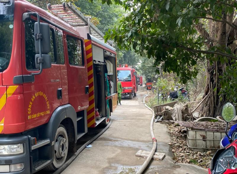 Các phương tiện được huy động chữa cháy tại kho xưởng gỗ ở Vân Canh, Hoài Đức