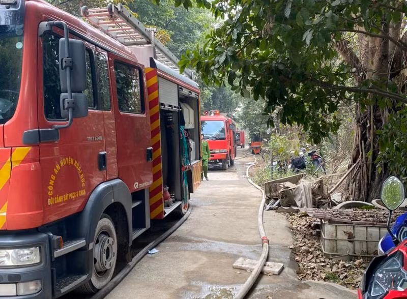 Lực lượng Cảnh sát PCCC và CNCH - CAh Hoài Đức, CAQ Nam Từ Liêm nhanh chóng huy động nhiều phương tiện, CBCS phối hợp xử lý đám cháy