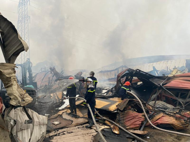 Hàng nghìn mét vuông nhà xưởng bị sập đổ hoàn toàn