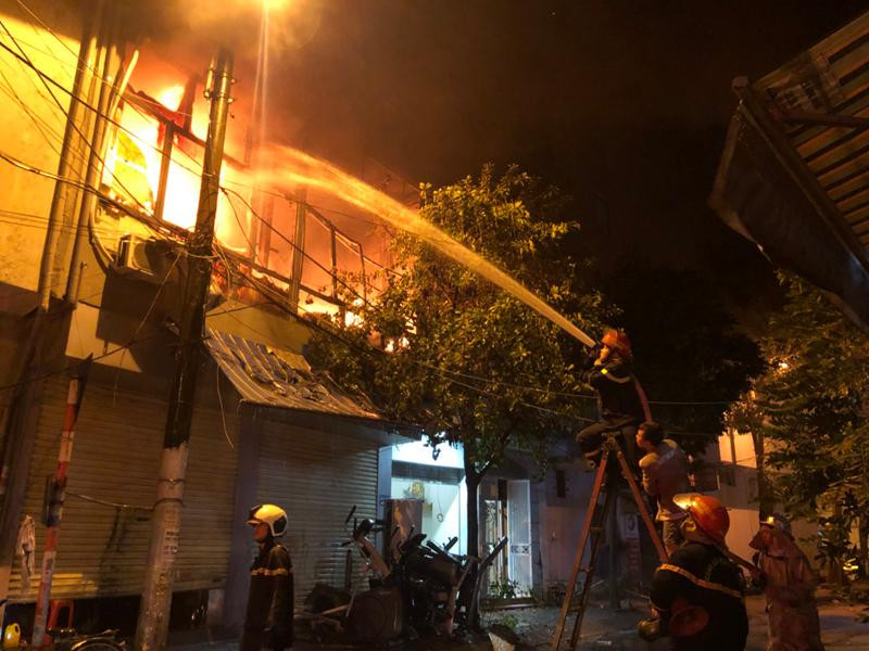 Lực lượng Cảnh sát PCCC và CNCH - CAQ Hoàng Mai đã kịp thời ngăn cháy lan, dập tắt đám cháy trong đêm