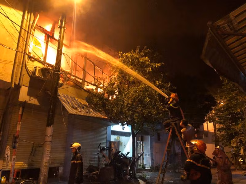 Lực lượng Cảnh sát PCCC và CNCH - CAQ Hoàng Mai đã kịp thời ngăn cháy lan, dập tắt đám cháy trong đêm