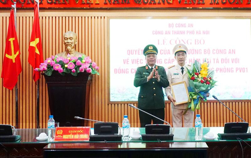 Thừa ủy quyền của Bộ trưởng Bộ Công an, Thiếu tướng Nguyễn Hải Trung đã trao Quyết định thăng cấp bậc hàm từ Thượng tá lên Đại tá đối với đồng chí Trần Đình Nghĩa.