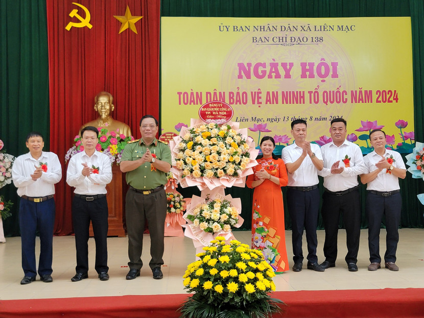 Trung tướng Nguyễn Hải Trung, Ủy viên Ban thường vụ Thành ủy, Bí thư Đảng ủy, Giám đốc Công an thành phố Hà Nội, Phó trưởng Ban Thường trực, Ban chỉ đạo 138 thành phố Hà Nội chúc mừng Ngày hội toàn dân bảo vệ an ninh Tổ quốc năm 2024 ở xã Liên Mạc, huyện Mê Linh Trung tướng Nguyễn Hải Trung, Ủy viên Ban thường vụ Thành ủy, Bí thư Đảng ủy, Giám đốc Công an thành phố Hà Nội, Phó trưởng Ban Thường trực, Ban chỉ đạo 138 thành phố Hà Nội chúc mừng Ngày hội toàn dân bảo vệ an ninh Tổ quốc năm 2024 ở xã Liên Mạc, huyện Mê Linh