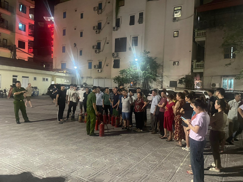 Đội Cảnh sát PCCC và CNCH - CAQ Nam Từ Liêm hướng dẫn các chủ nhà trọ, người thuê trọ cách sử dụng phương tiện PCCC và biện pháp thoát nạn an toàn