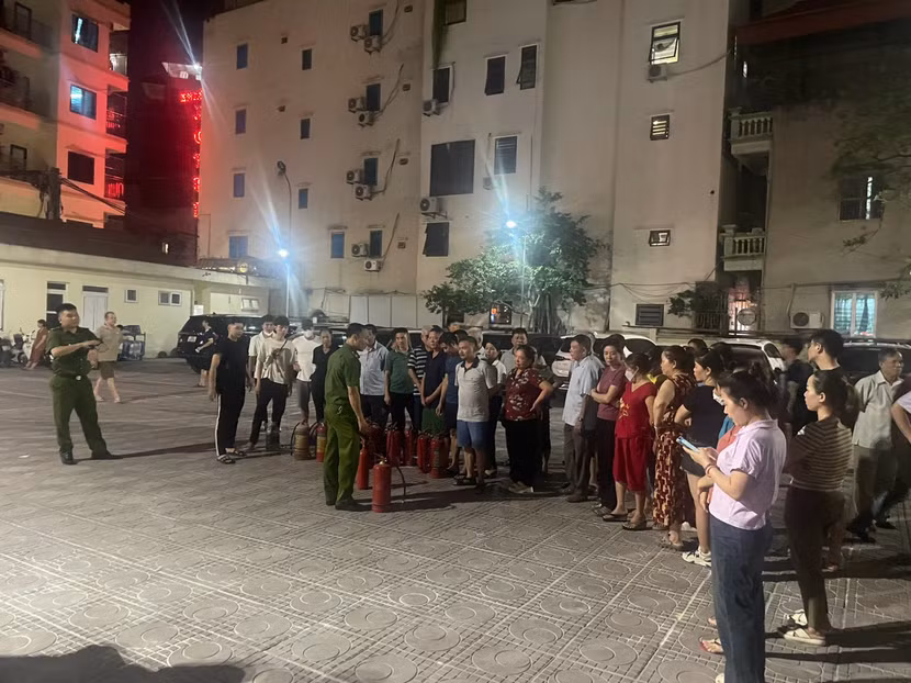 Đội Cảnh sát PCCC và CNCH - CAQ Nam Từ Liêm hướng dẫn các chủ nhà trọ, người thuê trọ cách sử dụng phương tiện PCCC và biện pháp thoát nạn an toàn