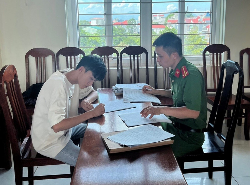 Cơ quan Công an ghi lời khai đối tượng Quang