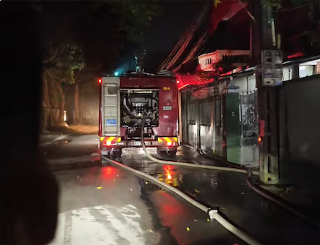 Các lực lượng huy động xử lý ngăn cháy lan và dập lửa Các lực lượng huy động xử lý ngăn cháy lan và dập lửa