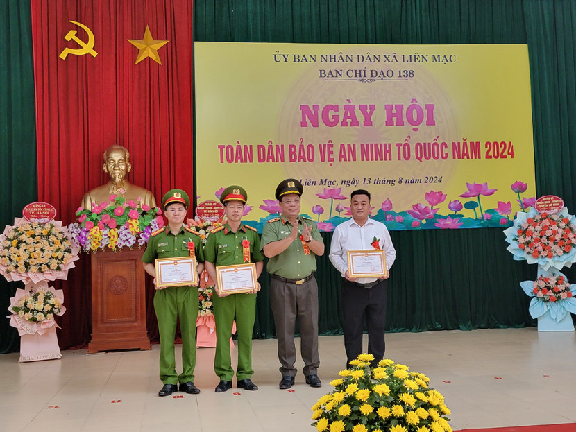 Trung tướng Nguyễn Hải Trung trao khen thưởng cho các tập thể, cá nhân có thành tích xuất sắc, quá trình cống hiến liên tục, lâu dài cho công tác đảm bảo an ninh trật tự và phong trào toàn dân bảo vệ ANTQ Trung tướng Nguyễn Hải Trung trao khen thưởng cho các tập thể, cá nhân có thành tích xuất sắc, quá trình cống hiến liên tục, lâu dài cho công tác đảm bảo an ninh trật tự và phong trào toàn dân bảo vệ ANTQ