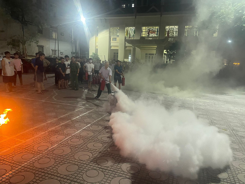 Các học viên thực hành chữa cháy giả định