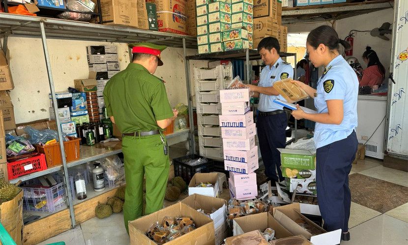 Tổ công tác kiểm đếm số hàng hoá không rõ nguồn gốc Tổ công tác kiểm đếm số hàng hoá không rõ nguồn gốc