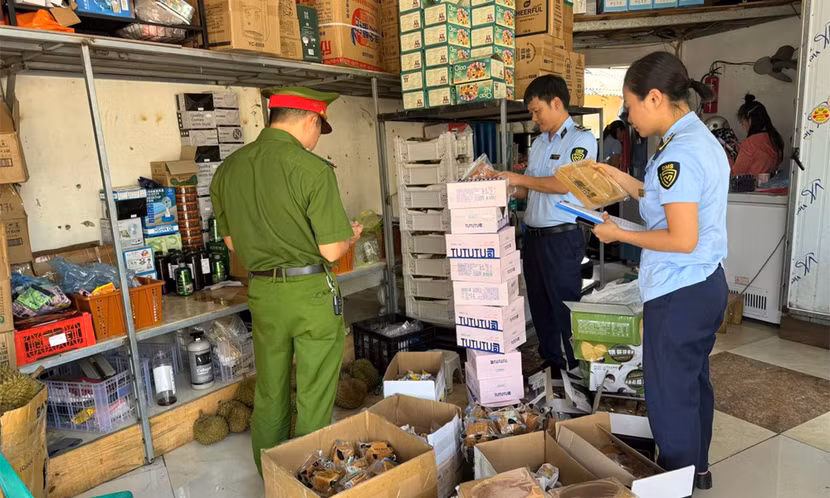 Tổ công tác kiểm đếm số hàng hoá không rõ nguồn gốc Tổ công tác kiểm đếm số hàng hoá không rõ nguồn gốc