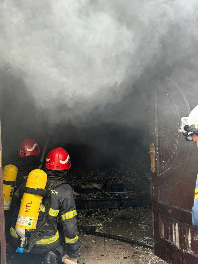 Công an quận Nam Từ Liêm nhận được thông tin vụ cháy đã nhanh chóng điều động CBCS và phương tiện đến phối hợp với lực lượng tại chỗ tổ chức tìm kiếm cứu nạn, ngăn cháy lan