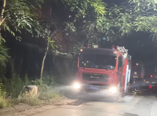 Đám cháy nhanh chóng được khống chế và dập tắt hoàn toàn Đám cháy nhanh chóng được khống chế và dập tắt hoàn toàn