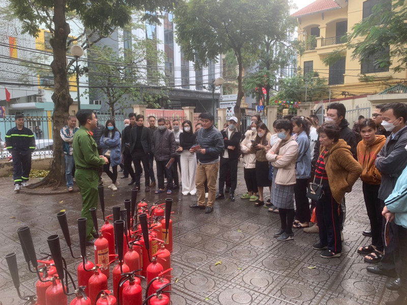 Lực lượng Cảnh sát PCCC và CNCH - CAQ Tây Hồ hướng dẫn học viên sử dụng phương tiện chữa cháy an toàn