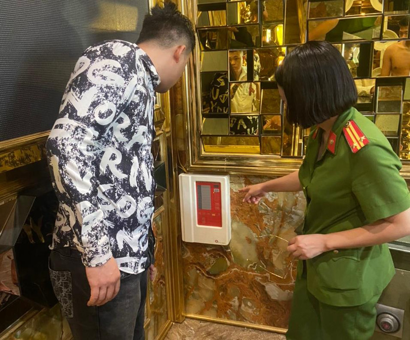 Cán bộ Cảnh sát PCCC và CNCH kiểm tra PCCC tại quán karaoke trên địa bàn Cán bộ Cảnh sát PCCC và CNCH kiểm tra PCCC tại quán karaoke trên địa bàn