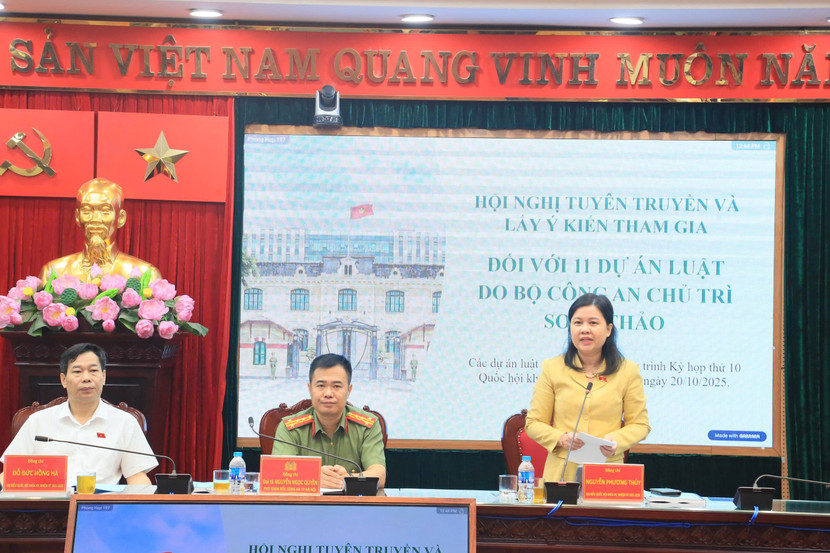 Đại biểu Nguyễn Phương Thủy, Phó Chủ nhiệm Ủy ban Pháp luật và Tư pháp của Quốc hội (đại biểu Quốc hội thành phố Hà Nội) phát biểu tại hội nghị Đại biểu Nguyễn Phương Thủy, Phó Chủ nhiệm Ủy ban Pháp luật và Tư pháp của Quốc hội (đại biểu Quốc hội thành phố Hà Nội) phát biểu tại hội nghị