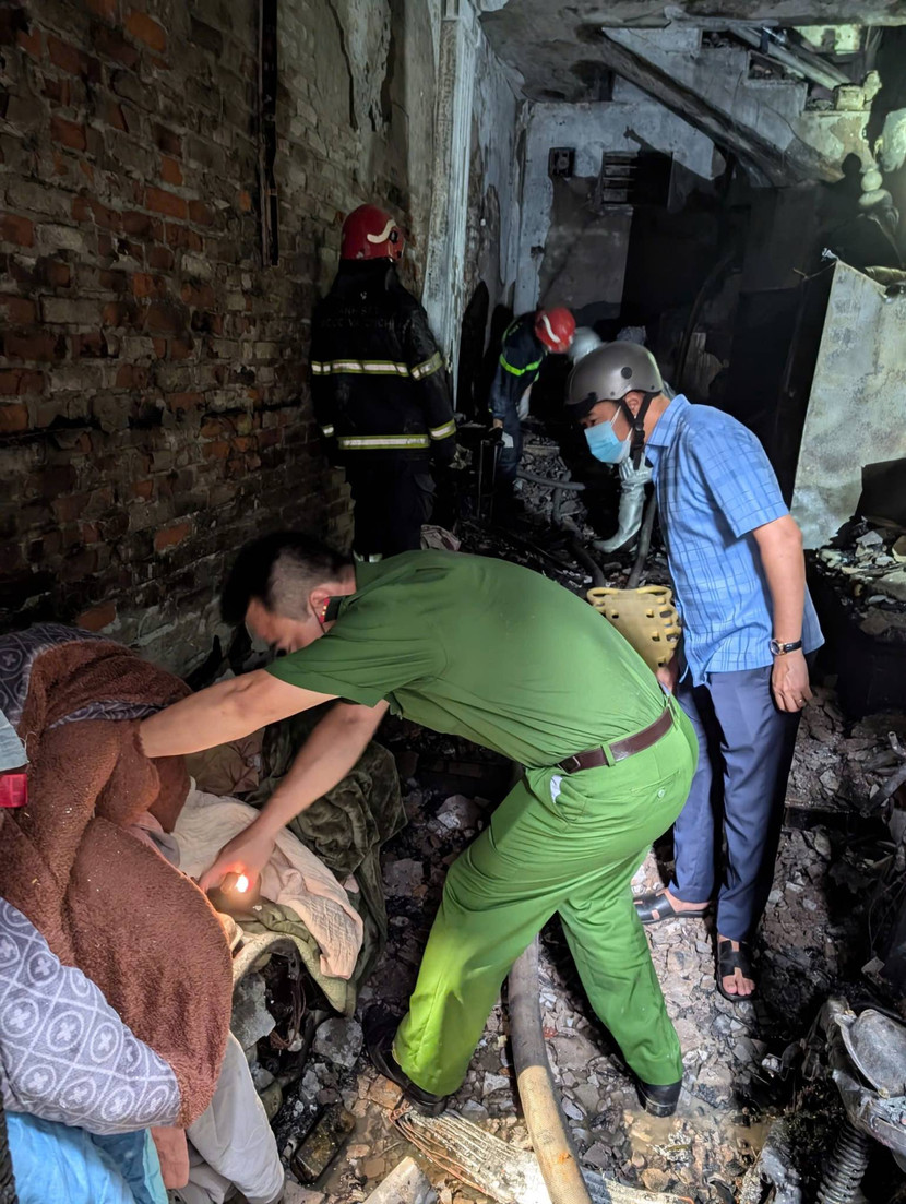 Công tác cứu nạn, cứu hộ tại hiện trường diễn ra rất khẩn trương