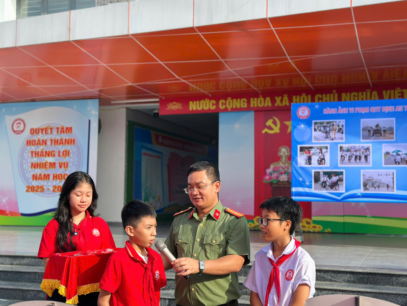 Báo cáo viên - Thiếu tá Nguyễn Tùng Anh cán bộ Công an xã Thiên Lộc đã giao lưu, trao đổi, tuyên truyền với các bạn học sinh về thực trạng các hành vi vi phạm ATGT Báo cáo viên - Thiếu tá Nguyễn Tùng Anh cán bộ Công an xã Thiên Lộc đã giao lưu, trao đổi, tuyên truyền với các bạn học sinh về thực trạng các hành vi vi phạm ATGT