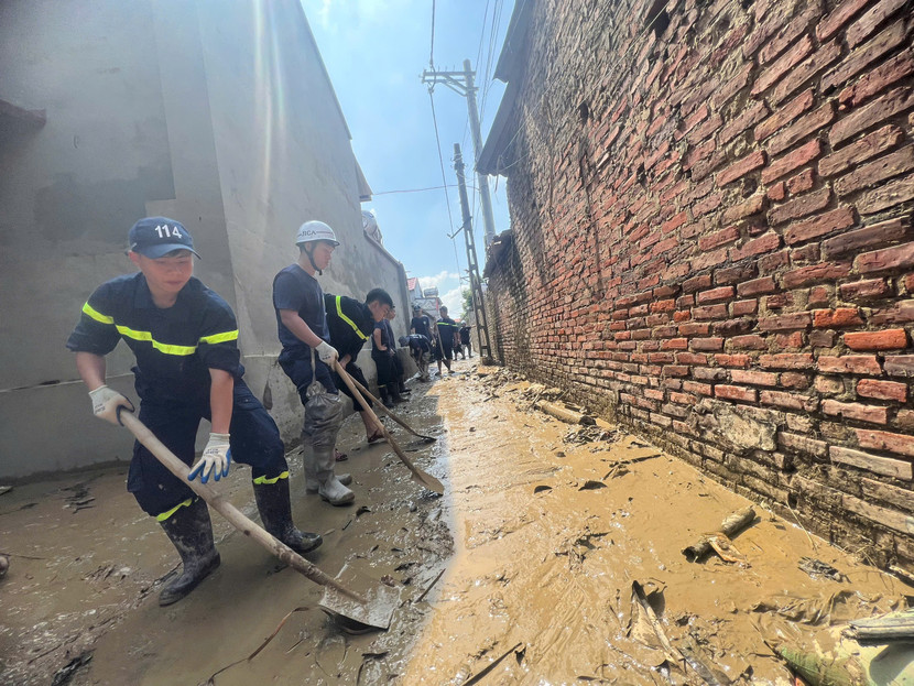 CBCS hỗ trợ dọn dẹp môi trường, đường làng ngõ xóm xã Đa Phúc