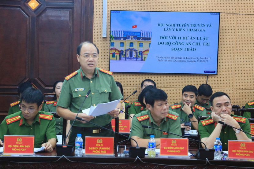 Thượng tá Nguyễn Xuân Hải, Phó trưởng Phòng An ninh chính trị nội bộ - Công an thành phố Hà Nội trình bày tham luận về Luật Bảo vệ bí mật Nhà nước Thượng tá Nguyễn Xuân Hải, Phó trưởng Phòng An ninh chính trị nội bộ - Công an thành phố Hà Nội trình bày tham luận về Luật Bảo vệ bí mật Nhà nước