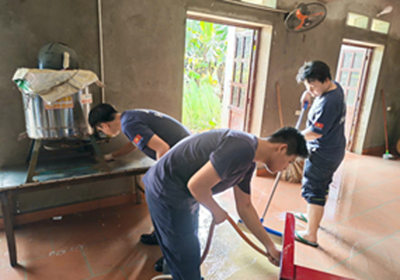 Đội chữa cháy và cứu nạn, cứu hộ khu vực số 9 phối hợp các lực lượng hỗ trợ bà con vùng ngập lũ tại xã Trung Giã