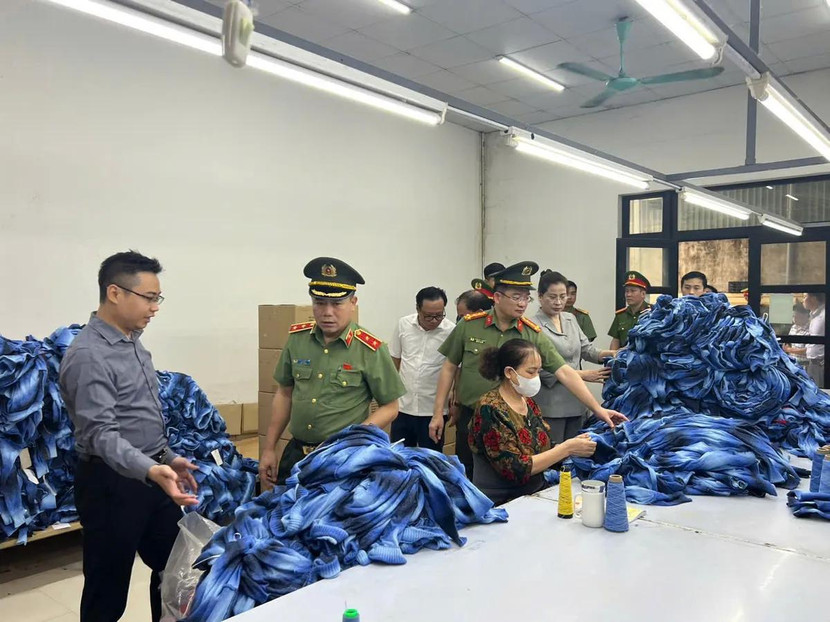 Trung tướng Nguyễn Thanh Tùng - Giám đốc Công an thành phố Hà Nội trực tiếp kiểm tra cơ sở sản xuất tại La Phù, Hà Nội