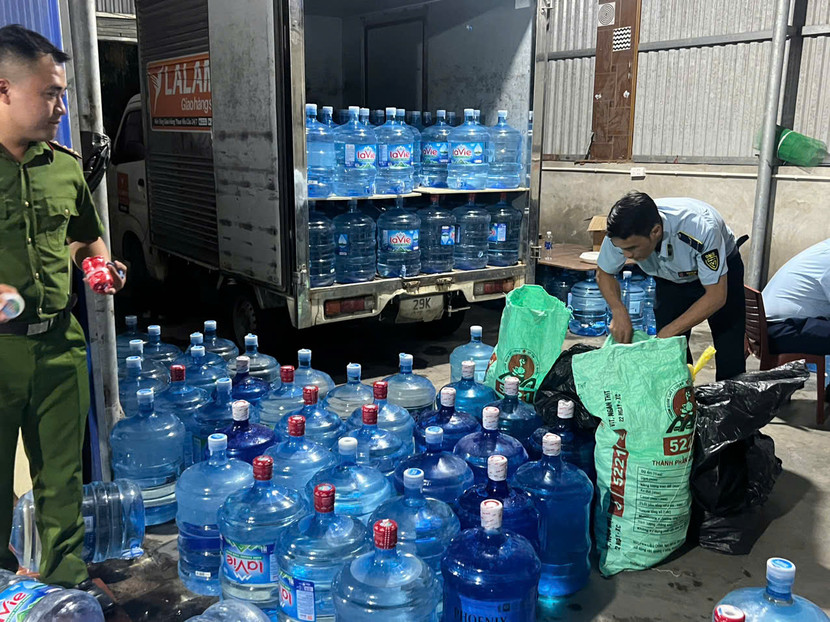 Lực lượng chức năng kiểm đếm số lượng tang vật vụ án... Lực lượng chức năng kiểm đếm số lượng tang vật vụ án...