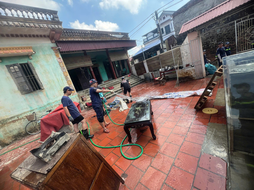 CBCS hỗ trợ một số hộ dân bị ảnh sửa chữa, gia cố lại nhà, xưởng, chuồng trại chăn nuôi bị ảnh hưởng do bão lụt