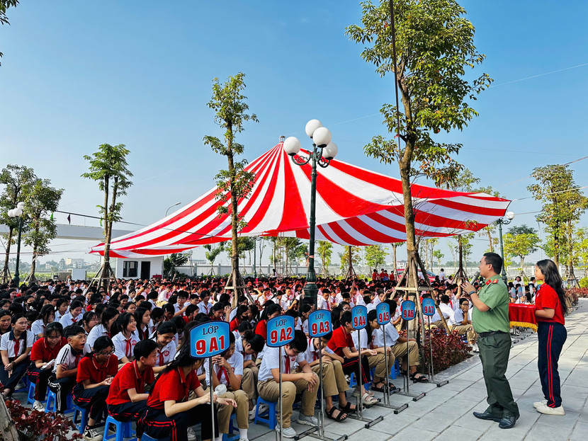 Công an xã Thiên Lộc tuyên truyền nâng cao ý thức an toàn giao thông Công an xã Thiên Lộc tuyên truyền nâng cao ý thức an toàn giao thông
